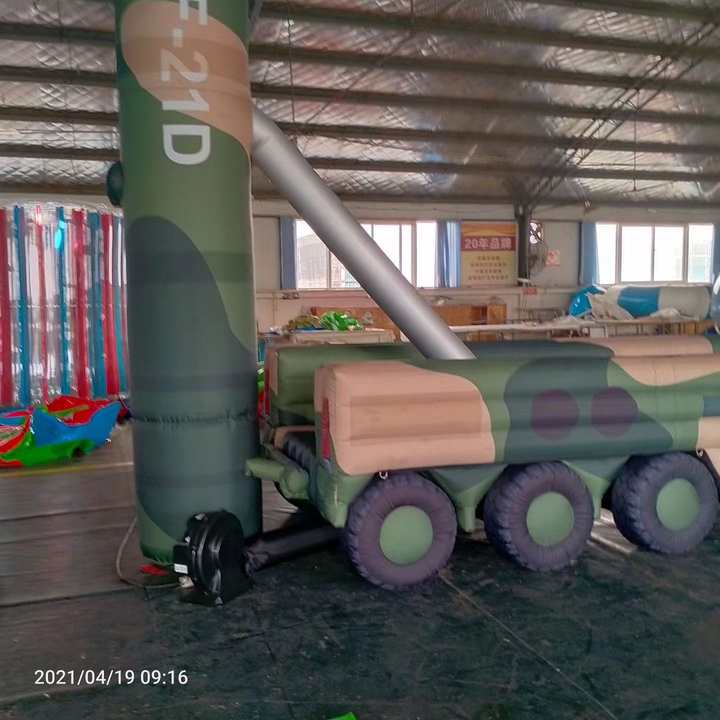 龙安军事演习中的充气目标车辆：模拟发射车雷达车坦克飞机